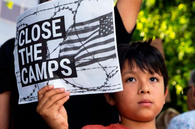 Jueza de EEUU ordena liberar a niños migrantes