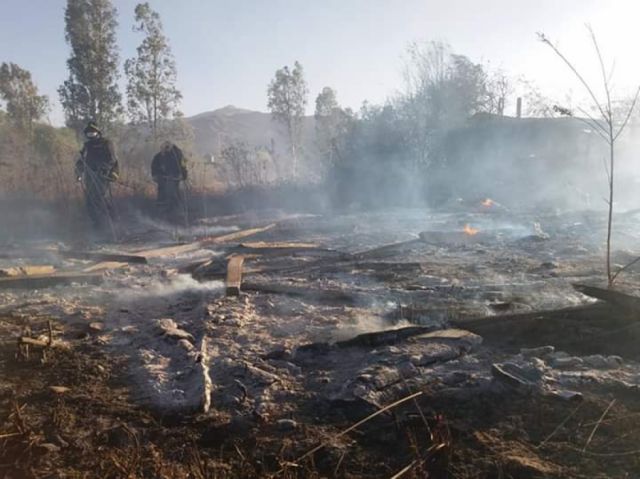 Bomberos realizando tareas de enfriamiento