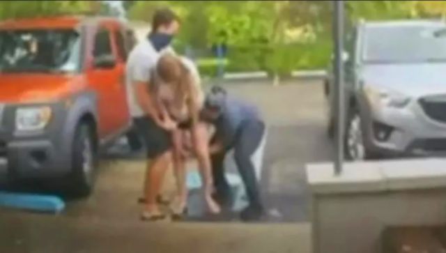 Bebé casi se resbala en parto en un parqueo 