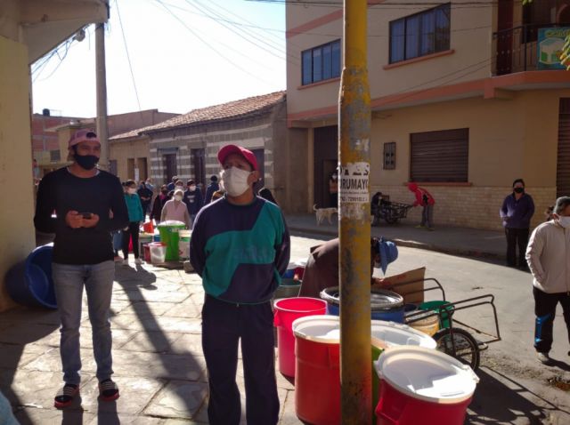 Instituciones y voluntarios realizan la dotación de agua a familias afectadas de Tarija