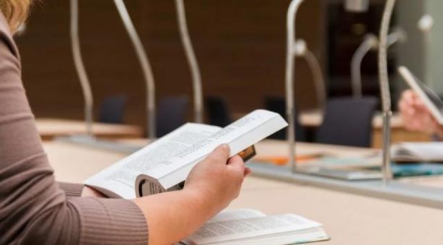 Padres hacen largas filas en librerías para comprar más útiles