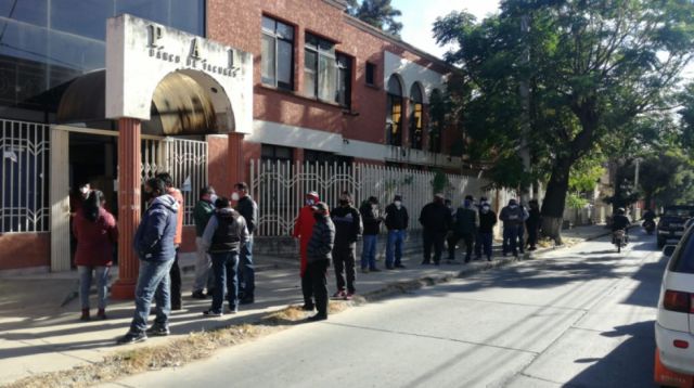Personas que aguardan la realización de pruebas rápidas