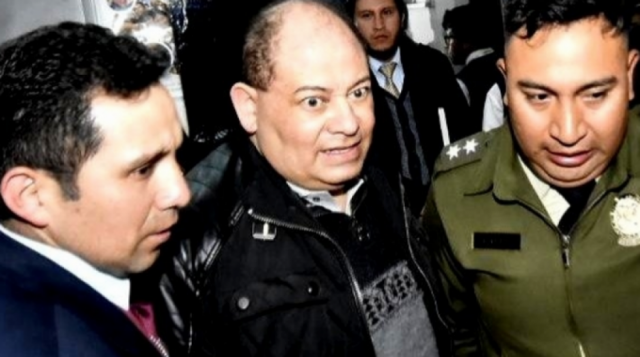 Internan en una clínica a exministro Romero, tiene síntomas de Covid