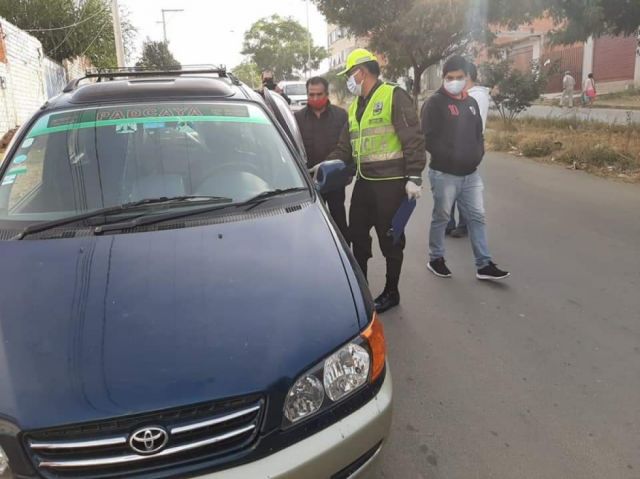 Retienen a 20 vehículos por circular sin permiso