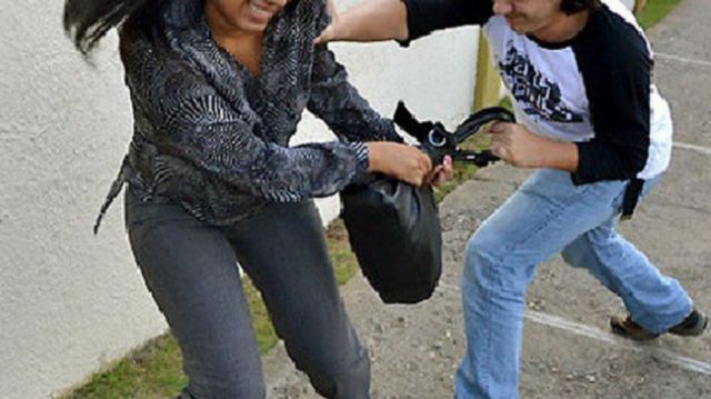 Joven fue atacada por 4 sujetos cerca del Cementerio General 
