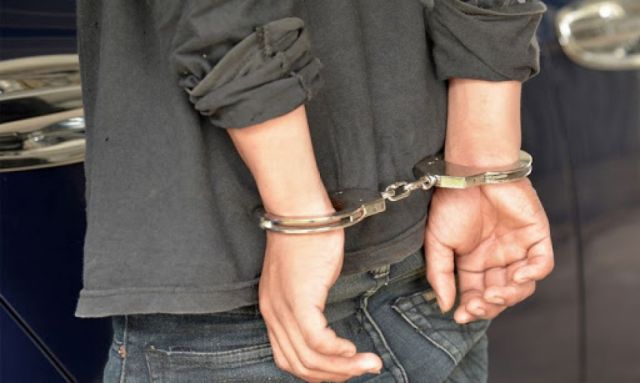Mujer logra safar de robo mordiendo a uno de los delincuentes