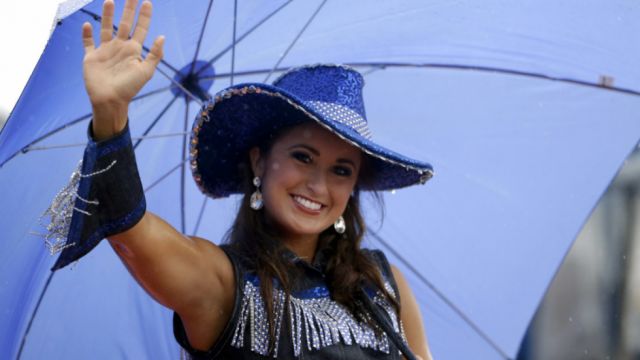  Condenan a 2 años de cárcel a una ex reina de belleza de Kentucky por intercambiar fotos sexuales con estudiante