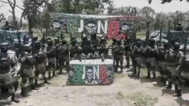 Presuntos sicarios del Cártel JNG vuelven a exhibir su poderoso arsenal y afirman que su guerra "no es con el Gobierno"
