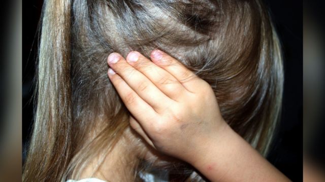 Niña fue violentamente golpeada por su madre 