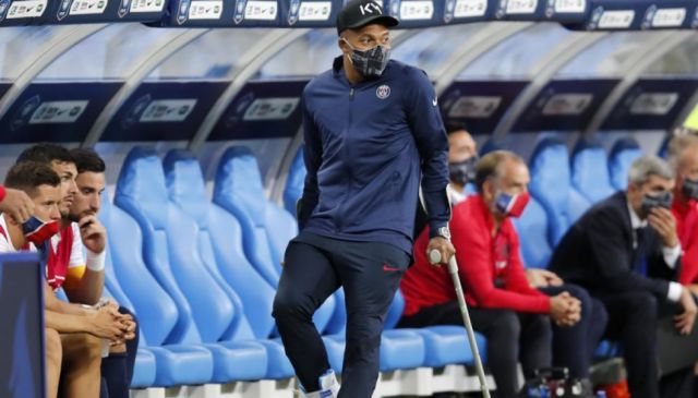 Mbappé terminó en muletas y enciende las alarmas del PSG