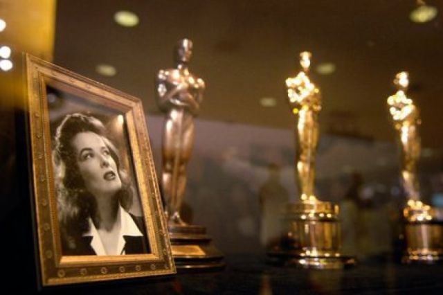 Anillo de compromiso de Howard Hughes para Katharine Hepburn se vende por 108.000 dólares
