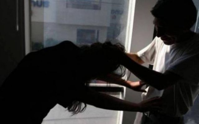 Ebrio fue a buscar a su ex  para insultarla y golpearla