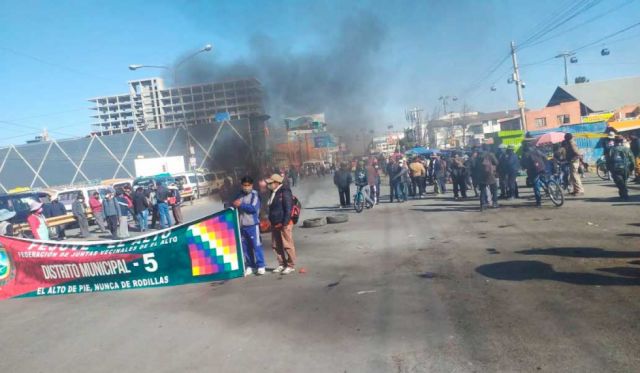 Reportan más de una decena de puntos de bloqueo entre La Paz y Oruro