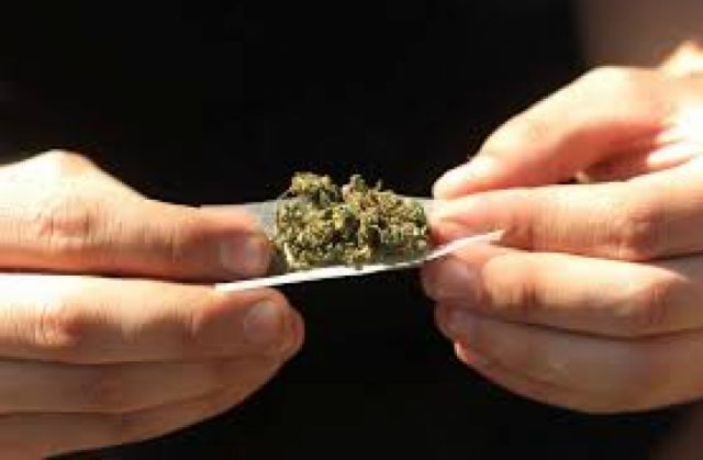 Le dan domiciliaria por suministro de drogas
