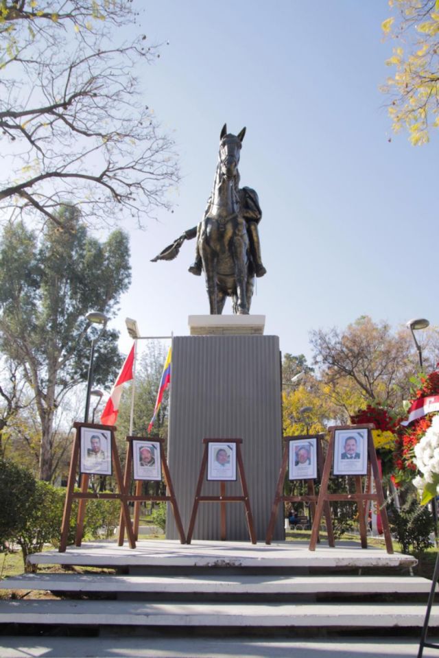 Tarija celebra el 6 de agosto a los pies de la estatua a Bolívar 