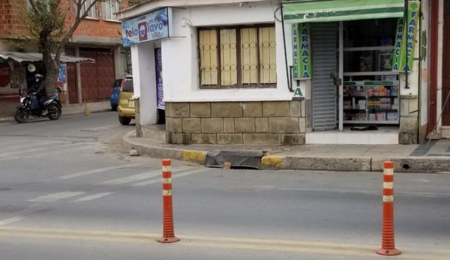 Vecinos y vendedores “tapan” las bocas de tormentas por malos olores