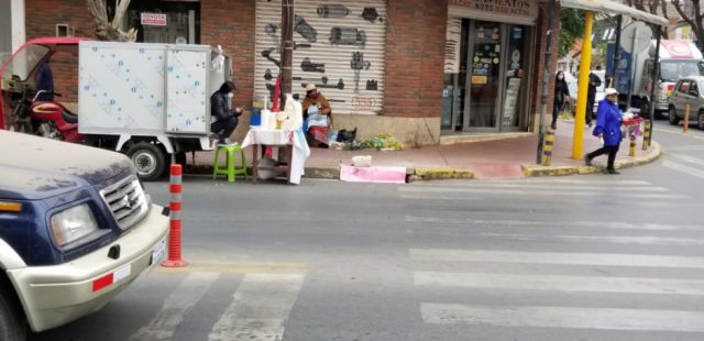Vecinos y vendedores “tapan” las bocas de tormentas por malos olores