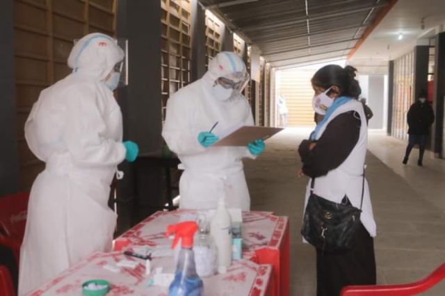 Tras casos reactivos en mercado Lourdes de Tarija, vendedoras se aíslan y desinfectan el lugar