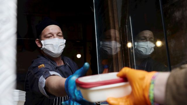 No, no deberías preocuparte por contraer Covid-19 a través de comida. Esta es la explicación