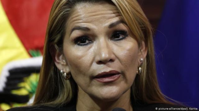 Áñez asegura el pago de un bono, tras aprobación de créditos