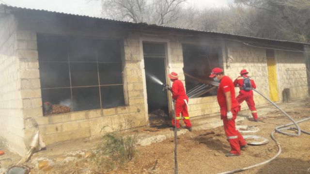 Bomberos sofocaron dos incendios en un día