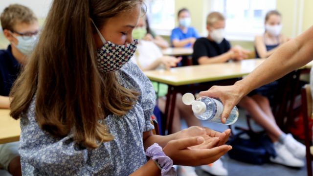 Un estudio muestra que los niños tienen menos posibilidades de contagiarse de coronavirus en la escuela que en su hogar