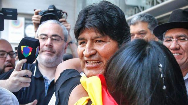 Solicitarán informes desde 2016 a Migración y Presidencia sobre viajes de la presunta pareja de Morales
