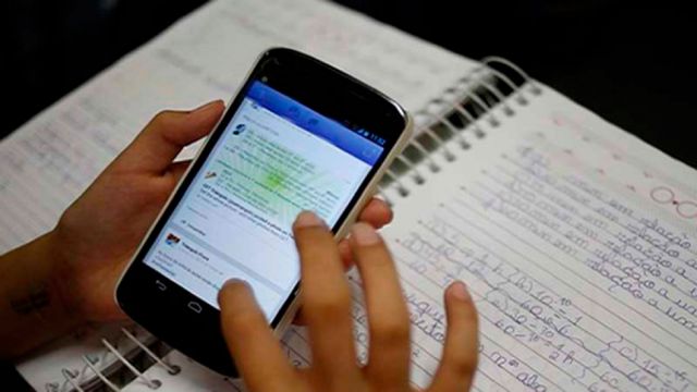 Padres de familia exigen celular e internet gratuito