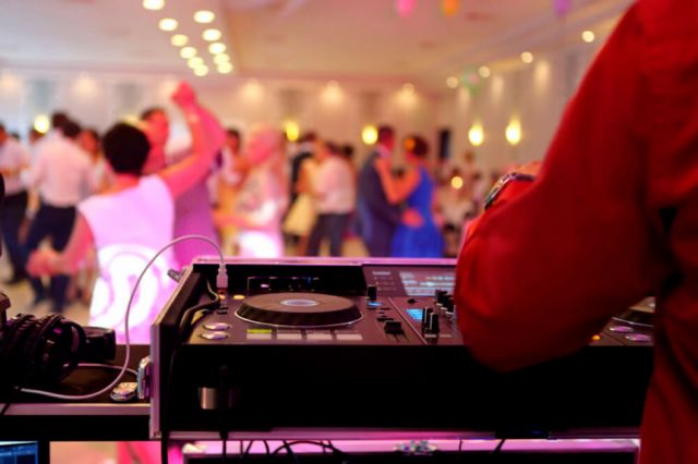 DJ pierden sus trabajos, pero luchan juntos contra la crisis