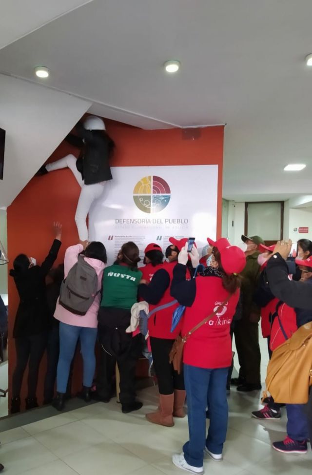 Cruz denuncia hostigamiento en oficinas de la Defensoría del Pueblo