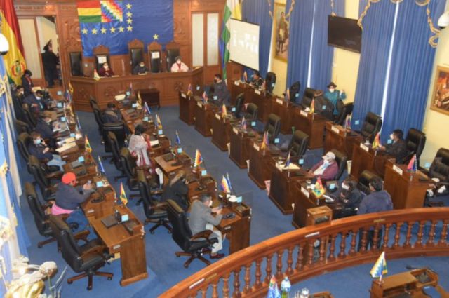 Senado aprueba ley que obliga a seguir con la educación a través de medios tecnológicos