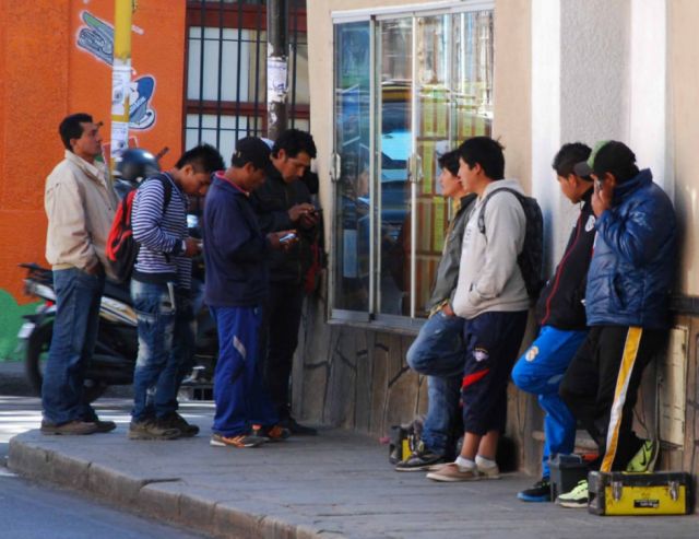 Profesionales estiman que 70% de la población está desempleada 