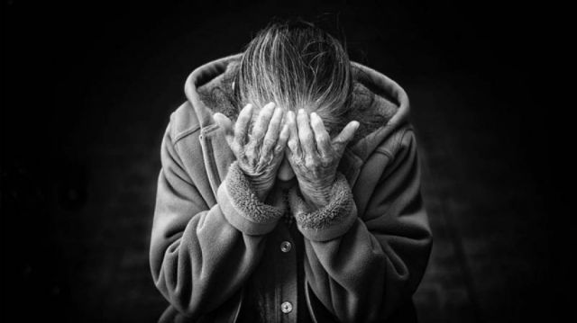 Adulto mayor golpea a su ex, una anciana