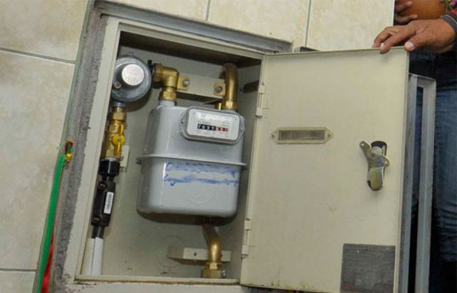 Denuncian que YPFB decidió “privatizar la instalación” de montantes de gas domiciliario