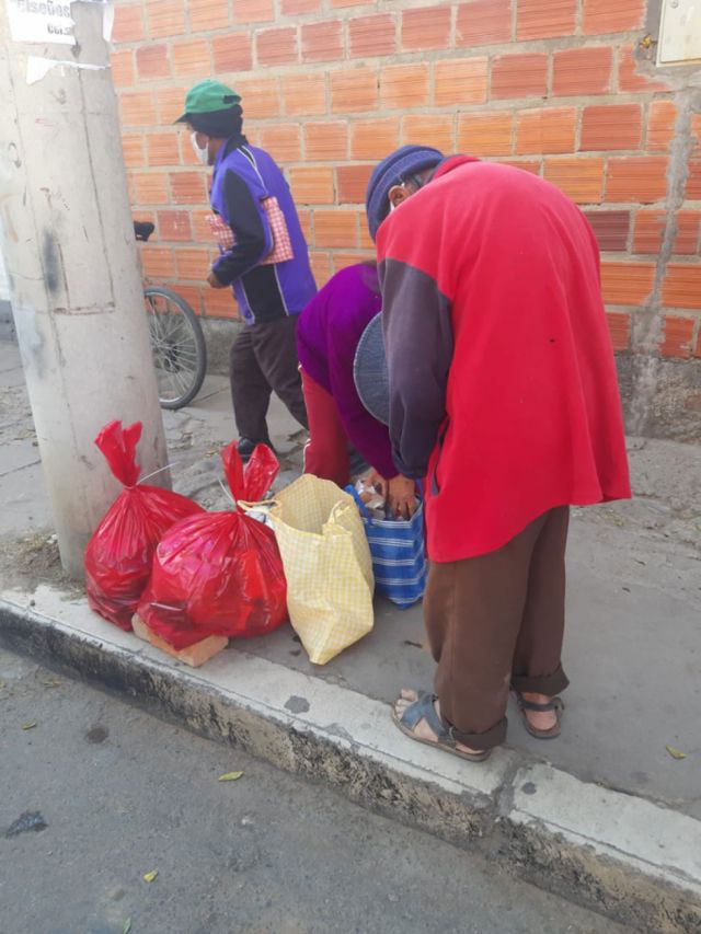 Marcelina, la anciana que camina 4 kilómetros por una canasta