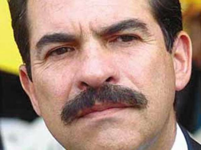 Manfred sale del país con permiso judicial