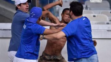 Hinchas del Cruzeiro piden compromiso a sus jugadores en un mal momento 