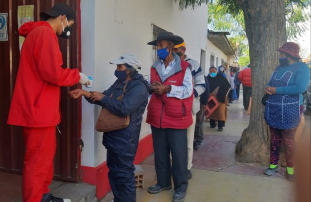 Cuatro ancianos engañados por sus hijos luchan por sus viviendas