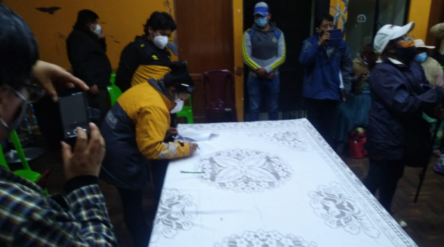 Tras tensa reunión, padres de familia y Chapetón firman acuerdo para entregar canasta escolar