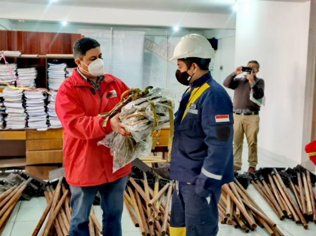 Gobernación entrega herramientas para la lucha contra incendios a grupos de bomberos voluntarios de Tarija