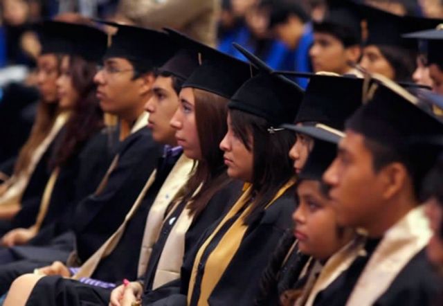 Alistan títulos de alrededor de 8 mil bachilleres en Tarija