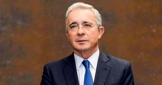 Uribe contrató empresa para lavar su imagen