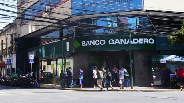Capturan a ocho personas por intentar cobrar de un banco Bs 173.317 con cheques falsificados