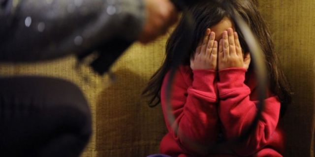 Niña de 11 denuncia maltratos de su madre 