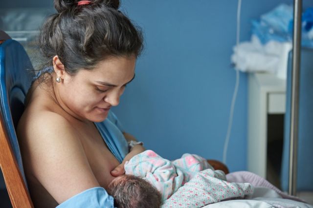 Puedes amamantar a tu bebé: tu leche no transmite el nuevo coronavirus