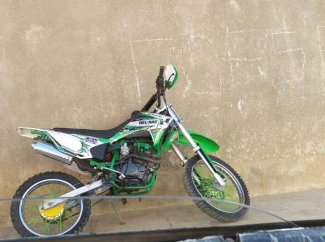 Le robaron la moto de la puerta de su domicilio 