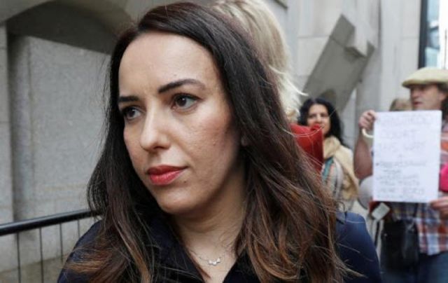 "Esposado, desnudo y sometido a rayos X": La pareja de Julian Assange revela cómo lo tratan en la cárcel