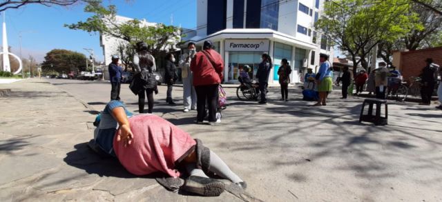 Adultos mayores de Tarija bloquean la avenida y exigen la canasta familiar (Imágenes)