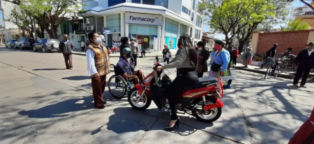 Motociclista es interceptada por los protestantes