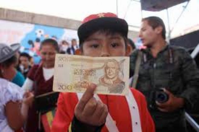 En tiempo electoral, Gobierno adelanta el pago del bono Juancito Pinto 